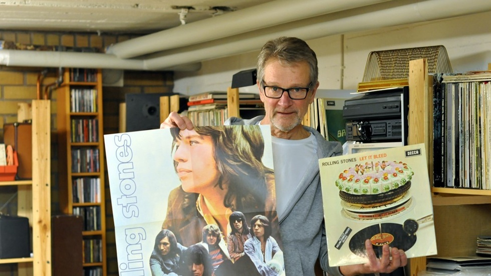 Hasse visar upp Let it bleed med Rolling Stones där en välbevarad Poster följer med. Foto: Tommy Pettersson