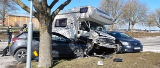 Sträckte sig efter solglasögon – körde in i husbil