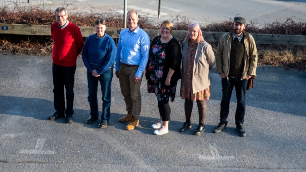 Socialdemokraterna i Finspång omgrupperar sig inför valet i höst. Från vänster Bertil Senestad, Anne Kroon, Mats Annerfeldt, Frida Granath, Ulrika Jeansson och Marcus Wisäter. 
