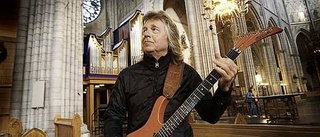 Tar in elgitarren i Domkyrkan