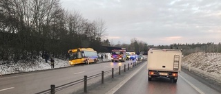 En till sjukhus efter bussolycka - "Väldigt halt ute"