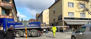 Väntan är slut - flaggstängerna på torget byts ut