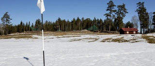 Snö, tjäle och kyla försenar golfsäsongen i Östergötland: "Helt vitt"