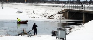 Två på skoter hamnade i vattnet