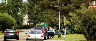 Föräldrar protesterar mot lång väntetid på skolskjutsen