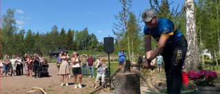 Invigning i Storebro: Ferry Svan högg av repet och bjöd på show • Svenska mästaren i discgolf gav tekniska tips 