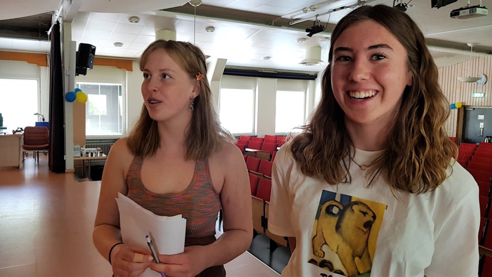 Joanna Söderberg och Elina Lintzén ställde frågorna under framtidsdialogen med politiker, kommunala tjänstemän och företagare.