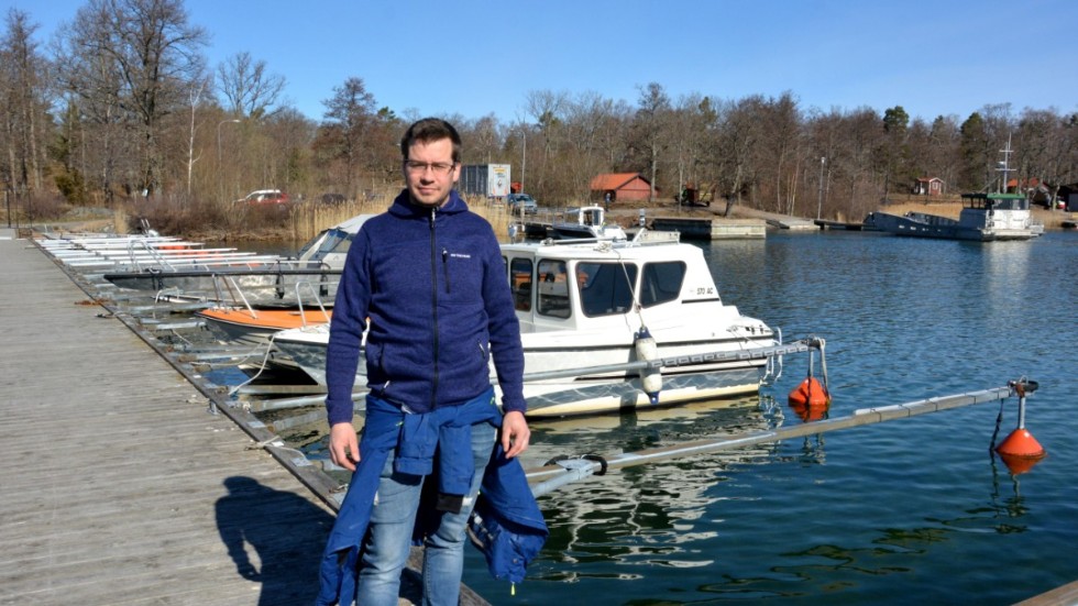 Niclas Karlsson vid båtplatsen där stölden skedde. Båten och motorn återfanns dock denna gång och två män kunde gripas. 