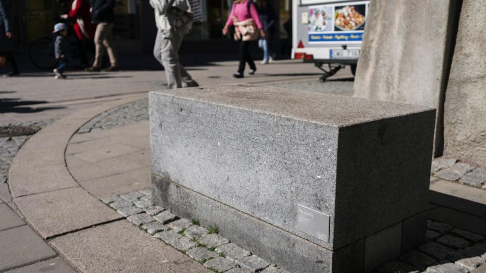 Här i korsningen Klostergatan – gågatan är platsen som skulpturen stod innan den blev stulen. 