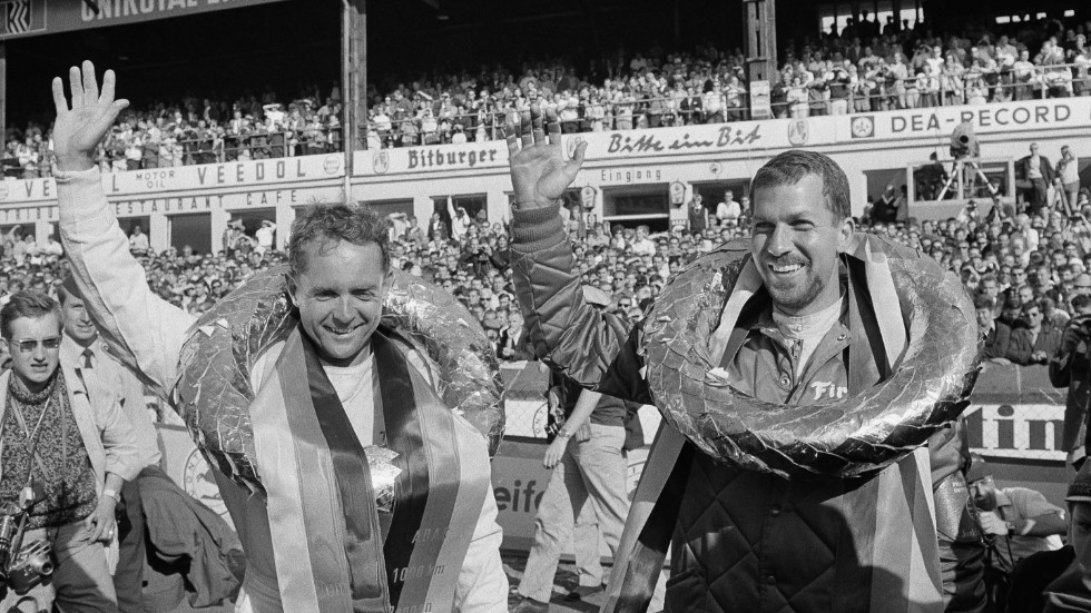 Phil Hill och Joakim Bonnier njuter av segern i 100-milaloppet XII International på Nürburgring i Västtyskland i juni 1966.
