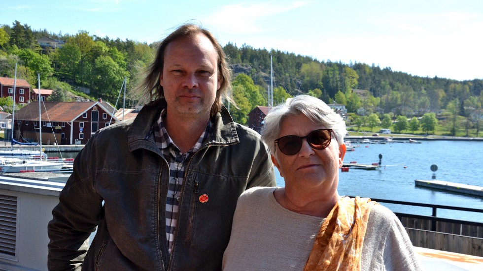 Första- och andranamnen på V:s fullmäktigelista, Jonas Andersson och Charlotta Franzén. Bakom syns Mattonska huset, en av byggnaderna V vill ska rustas upp.