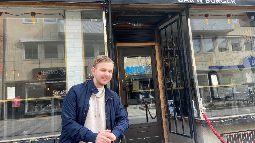 Bar n Burger på Östra storgatan är en av de krogar som Comfood driver i Nyköping. Nu tar bolaget klivet in i Linköping och köper tre verksamheter i staden. Emil Lindhe är bolagets operativa chef.