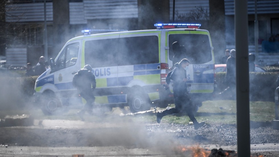 Många poliser skadades och hamnade i farliga situationer under påskkravallerna. Arkivbild.