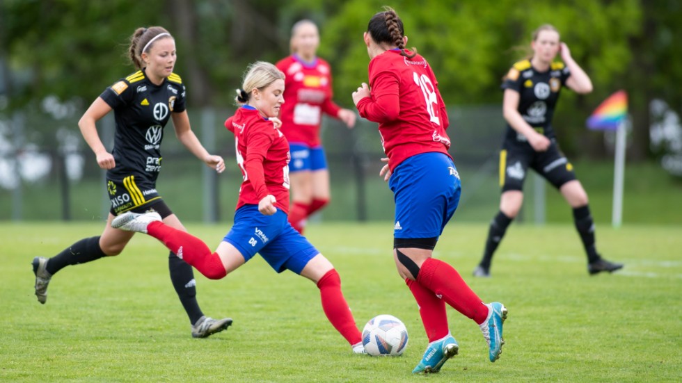 Nora Törngren drar iväg ett av de 16 avslut som Boren hade i matchen mot Smedby. Statistiken efter matchen ger Borentränaren Marcus Egnell rätt i att matchen var jämnare än resultatet visade. 