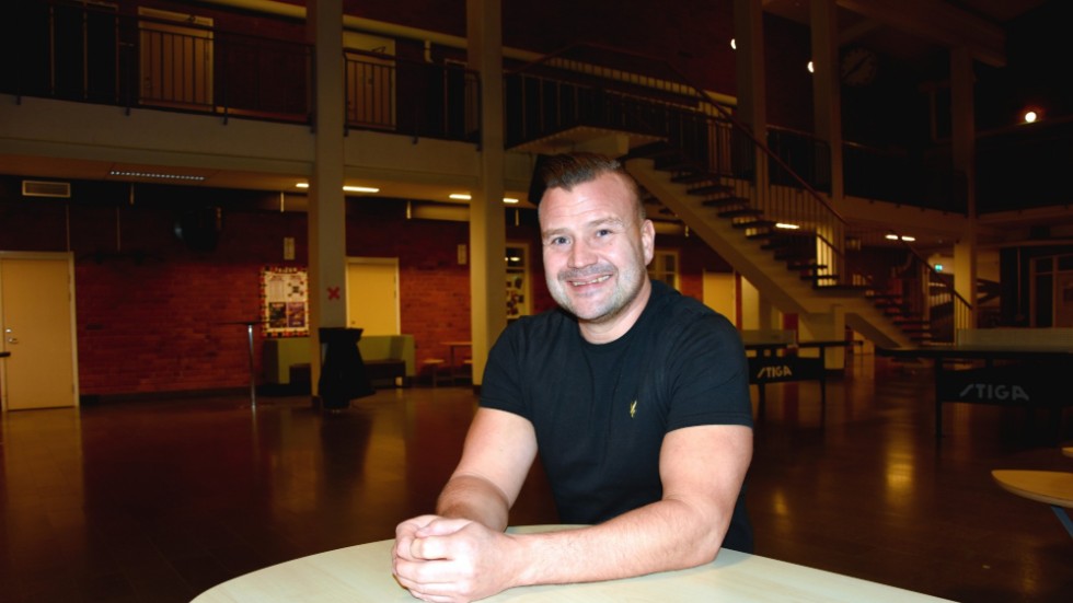 "Jag är 47 år, om jag ska göra någonting annat i yrkeslivet så är det väl dags. Jag är ingen superpedagog ännu, men jag har bra arbetslivserfarenhet och känner att jag kan dela med mig av det också" säger Daniel Fredriksson.