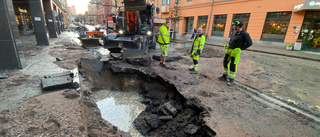 Trottoaren avstängd hela kvällen – gångbroarna dröjer till måndagen: "Den kan ge vika"