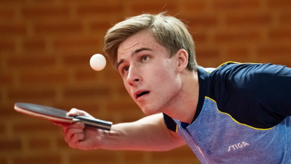 Max Hedbom har inte bara debuterat i svenska pingisligan utan spelar även i danska- och norska toppligan. Nyligen kom han fyra i Sweden Tour Pro Series.