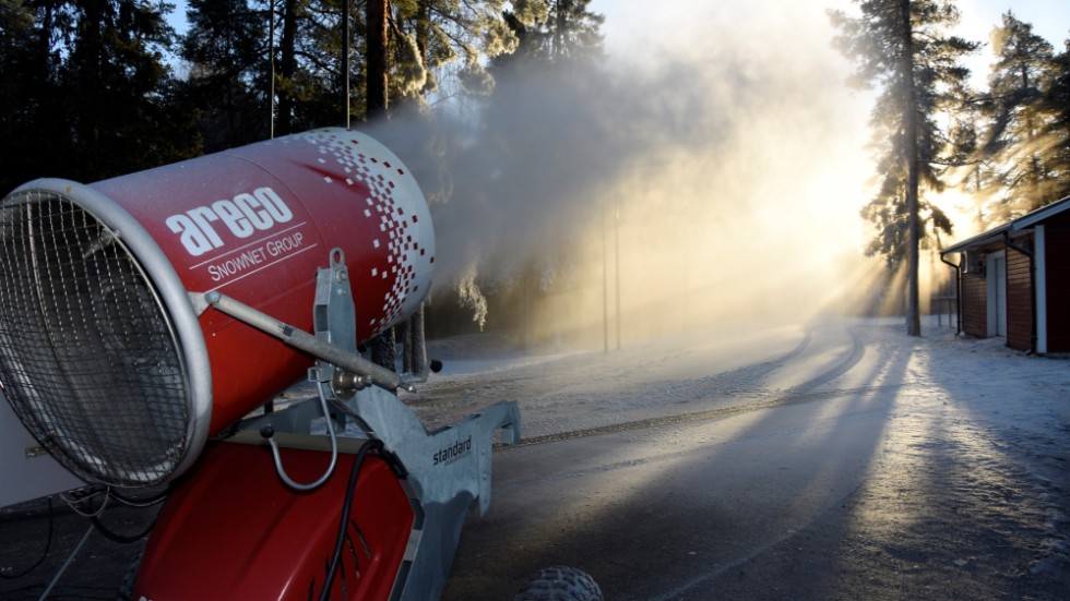 Samtliga tre snökanoner är i gång på skidanläggningen på Ormberget. Om kylan håller i sig kan 900 meter på 2,5 kilometersslingan stå klar redan till helgen.