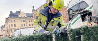 Nu monteras jättegranen på Stora torget – då tänds den upp