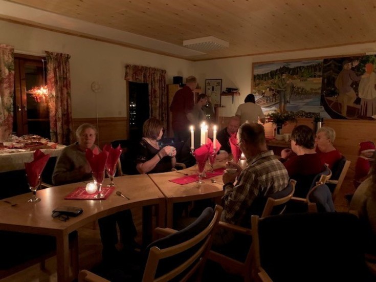 Julemys infann sig i Anttis byalokal när det dukades upp för gröt, glögg och annat gott.