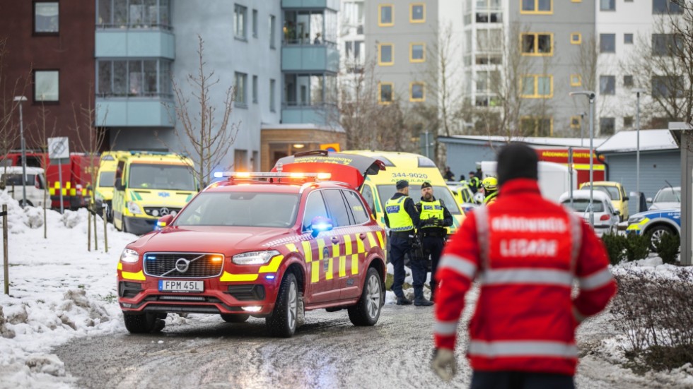 Både räddningstjänst och polis åkte till Greta Arwidssons gata med flera fordon. Även tre ambulanser var på plats vid niotiden.