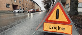 Ny vattenläcka i Eskilstuna – rinner längs gatan