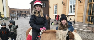 Så var julskyltningen i Vimmerby och Hultsfred • VIDEO: Hör körens pampiga ballad