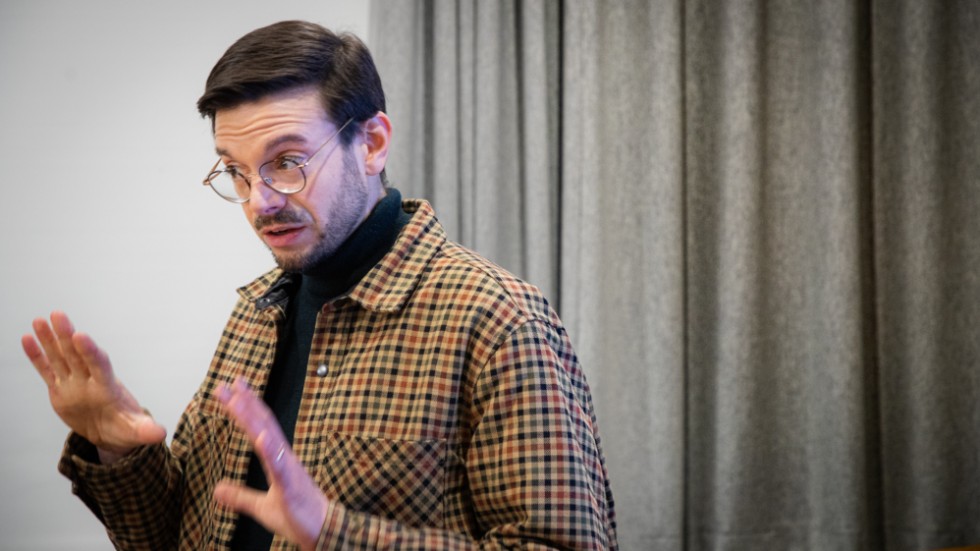 Barn. och ungdomsnämndens ordförande Elias Aguirre (S) fick många frågor på torsdagens pressträff i Linköpings stadshus. 