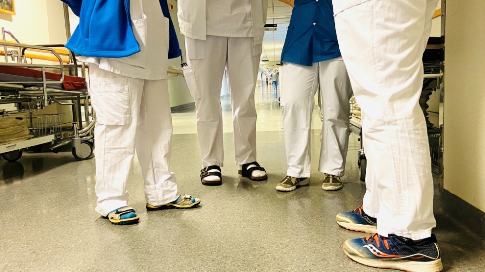 Personal på akutmottagningen på Mälarsjukhuset är orolig över nyheten att barnmedicinakuten flyttar in i lokalerna senare i vår. "Vi är trångbodda redan som det är, och barn har speciella behov man behöver ta hänsyn till. Allt tar mycket längre tid med ett akutsjukt barn. Hur ska det här gå till?"