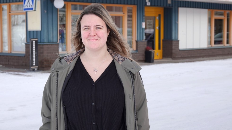 26-åriga Lina Ögren har nyligen startat företaget "L. Dekaler å tryck" där hon arbetar med klädtryck och tillverkning av dekaler. "Jag kan planera mina dagar själv och det känns superkul", säger hon.