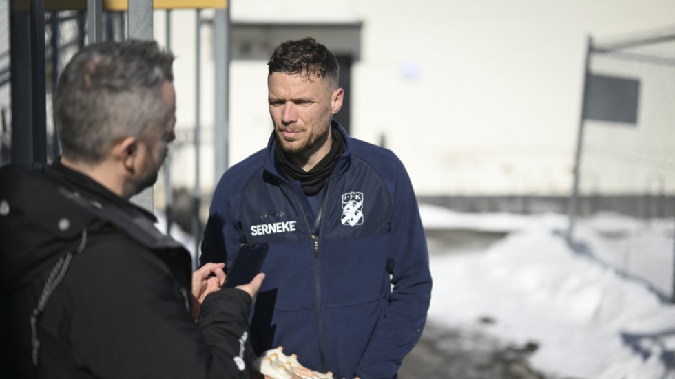 IFK Göteborgs Marcus Berg beklagar att tränaren Mikael Stahre får sparken men förstår klubbens beslut.