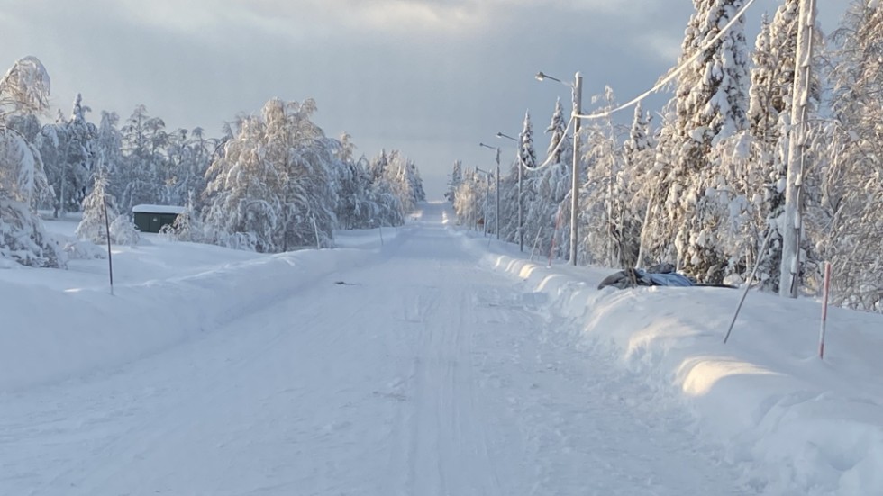 En man i 75-årsåldern hittades död i en bil på byavägen i Lainio på eftermiddagen den 24 januari. En man i 45-årsåldern sitter fortsatt häktad misstänkt för mord.