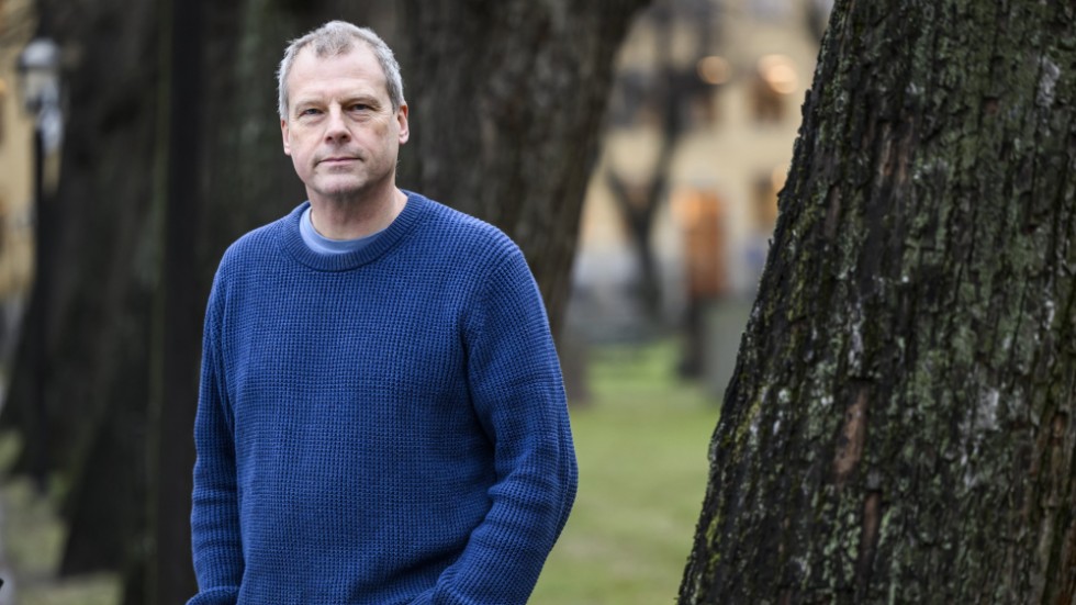 Dokumentärfilmaren Johan Palmgren väver samman osannolika berättelser om Förintelsen utifrån föremål som finns i Sverige.