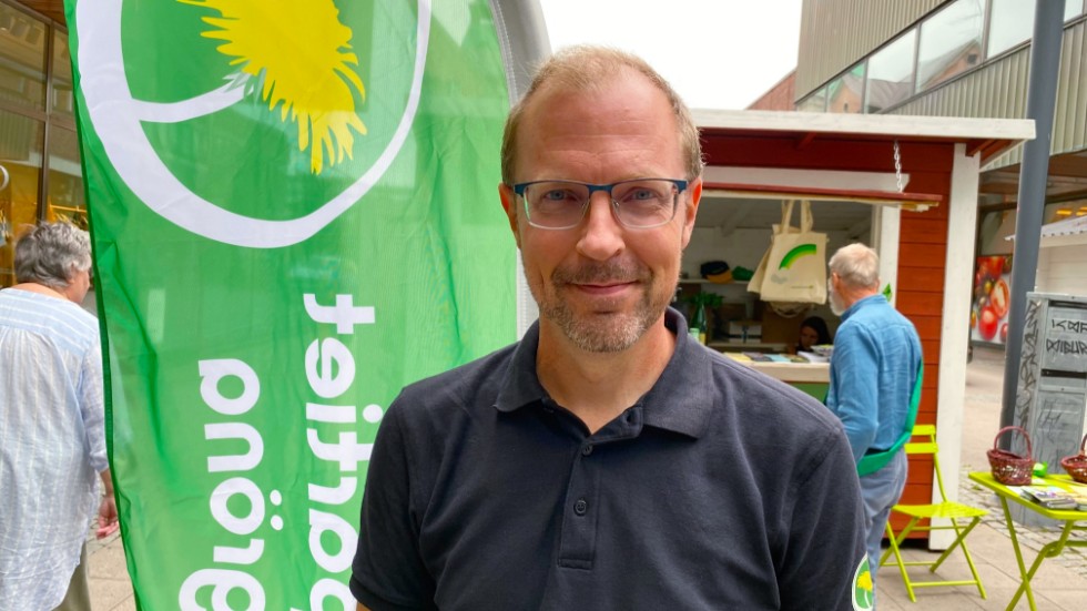 Robert Nordman är oppositionsråd för Miljöpartiet i Norrköping. Tillsammans med sina rikspolitiska partikollegor Daniel Helldén och Linus Lakso vill att regeringen här och nu ska satsa på "stabil grön baskraft" istället för på kärnkraft i en osäker framtid.