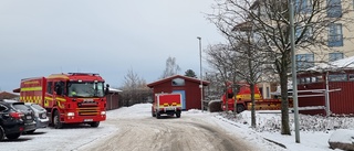 Larm om farligt utsläpp efter att personbil kolliderat med en sten