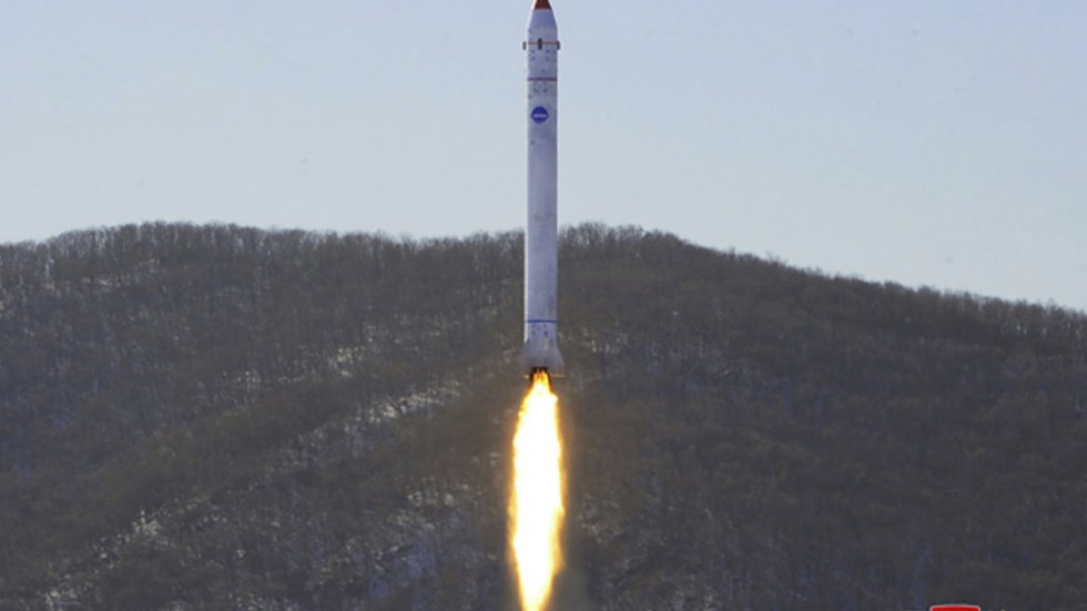 Den här bilden från den nordkoreanska regeringen visar vad de hävdar är ett test av ett satellitsystem. Bilden har inte kunnat verifieras av utomstående källor.