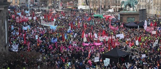 Tiotusentals i protest mot slopad helgdag