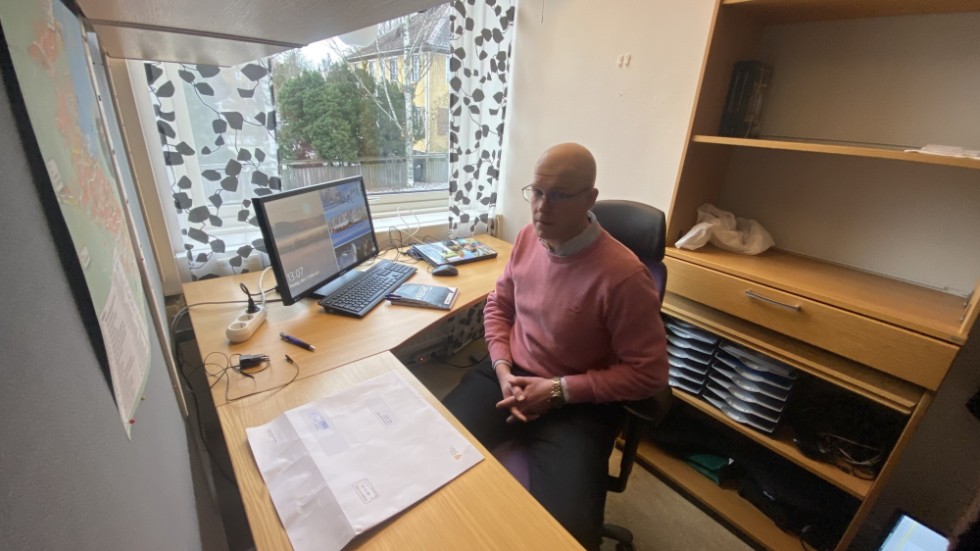 Oskar Sulin (V), nytt oppositionsråd i Gnesta, behåller sitt Scaniajobb på drygt en halvtid samtidigt som han lyfter över 50 000 kronor i månadsarvode.