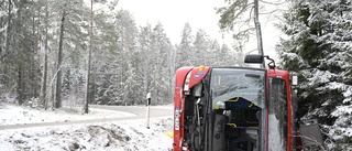 Buss välte – två skadade