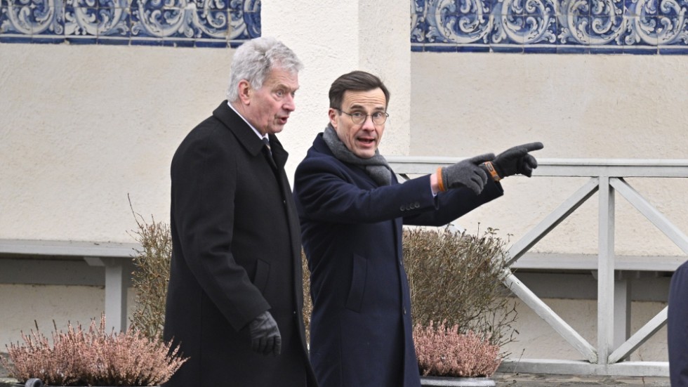 Finlands president Sauli Niinistö och Sveriges statsminister Ulf Kristersson på promenad efter ett säkerhetsmöte på Harpsund.
