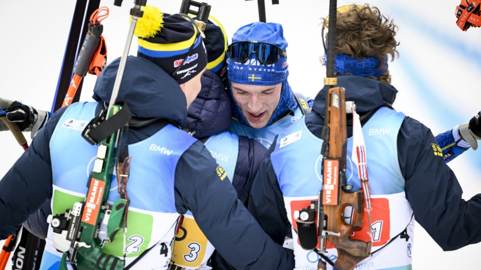 Sveriges Sebastian Samuelsson går i mål som trea efter sista sträckan i herrarnas stafett.