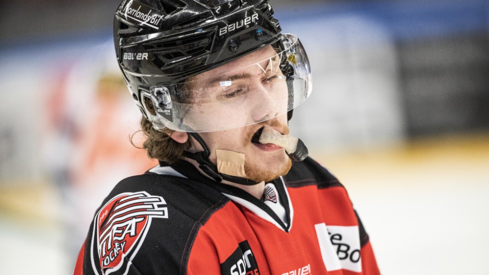 Victor Edström är knäskadad.