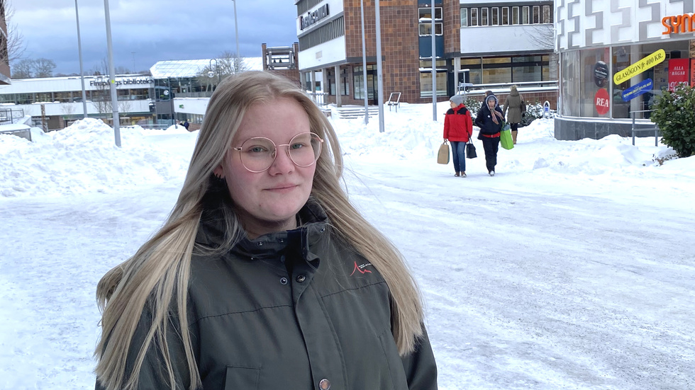 Evelina Godlund Andersson anser att snöröjning är bättre på vägarna än på trottoarerna som är hala och osandade.