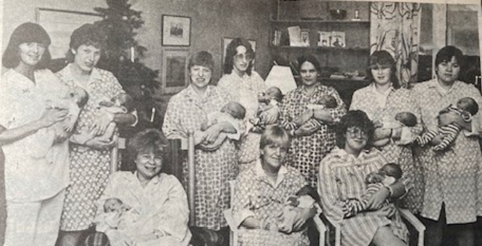 På Piteå BB har det varit en rekordjul för barnafödandet i år. Mammor på rad: Sigrid Nyström (barnsköterska), Elisabet Risberg, Britt-Inger Fahlman, Gunilla Lundkvist, Helena Isaksson, Marie-Louise Gabrielsson, Ann-Britt Öhman. Sittande fr.v. Zandra Lundström, Monica Wallner-Berg och Carina Wallin.