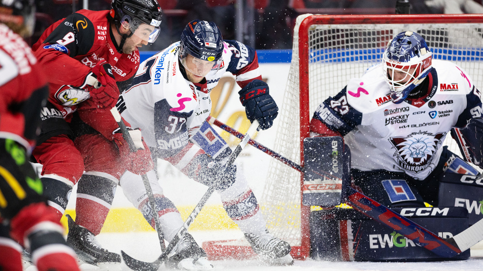 Linköpings Jesper Pettersson kämpar med Malmös Alan Quine framför Linköpingsmålvakten Marcus Högberg. Östgötarna vann bortamatchen med 2–1.