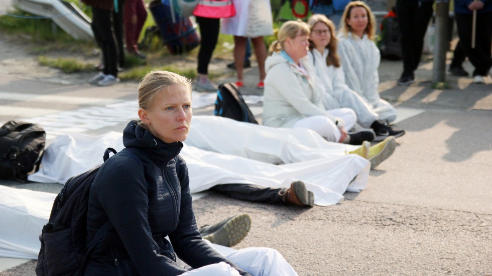 Malin Ivarsson under en civil olydnads-aktion i Göteborg, där bland annat läkare och psykologer deltog. Allt för att visa att klimatkatastrofen också är en folkhälsokatastrof.