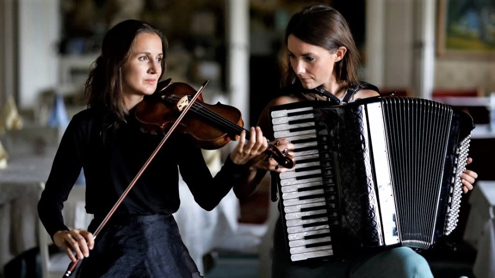 Lisa Rydberg och Lisa Långbacka utgör duon Lisas som uppträder i Hammarskog.