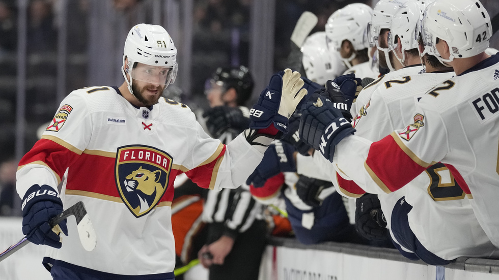 Floridas svenske back Oliver Ekman-Larsson firar efter att ha satt 2–0-målet i matchen mot Anaheim på bortaplan som Florida till slut vann med 2–1.
