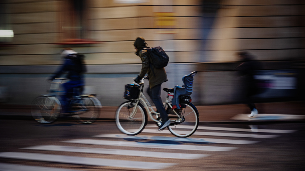 Vad gäller i trafiken egentligen, undrar insändarskribenten. Är det okej att blockera cykelbanor och inte stanna för rött?