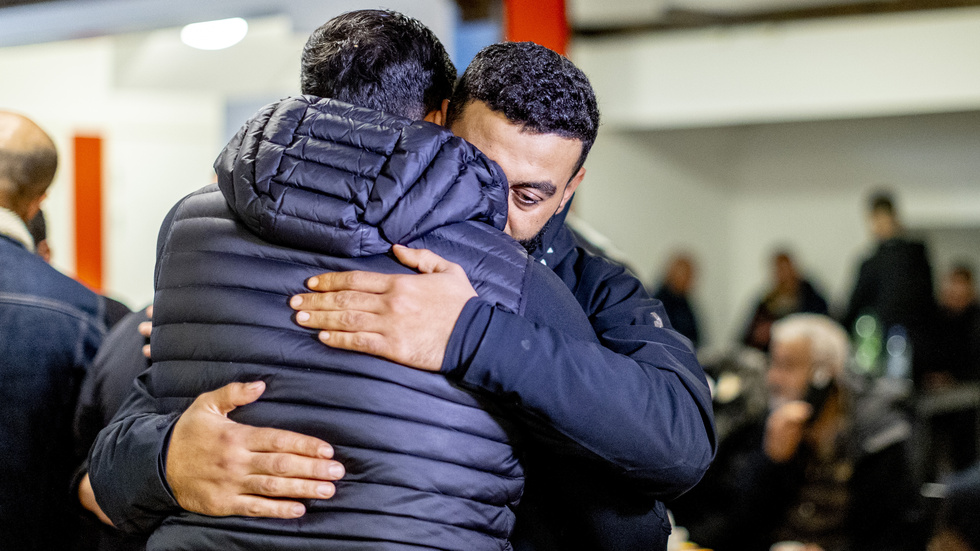 Många ville stötta Ahmed Madi som som förlorat sina två barn och fru i Gaza under minnesstunden i Angereds moské.